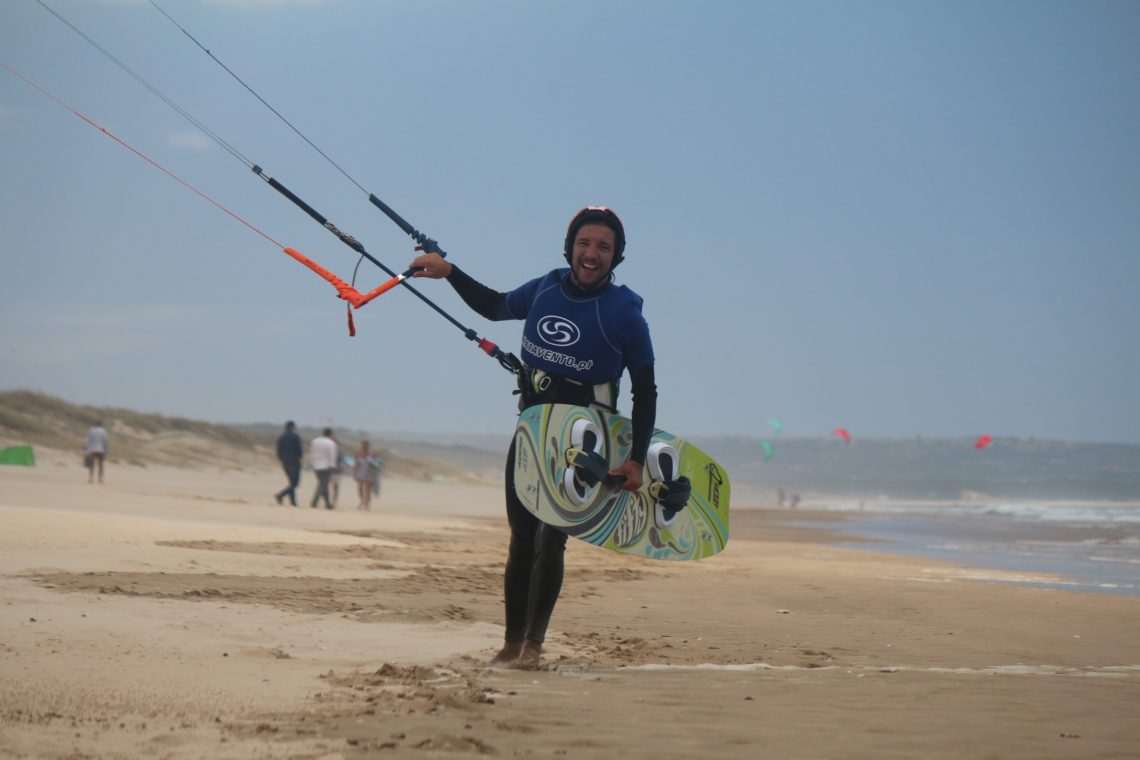 Aulas de Kitesurf na Costa da Caparica: Tudo o que precisas de saber